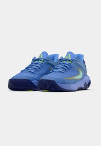 Μπλε αθλητικά παπούτσια με υφή στο ευρύχωρο μέρος, αντίθετη σκούρα μπλε σόλα και φωτεινές λεπτο μέρειες. Διαθέτουν κορδόνια και λογότυπο στο πλάι.