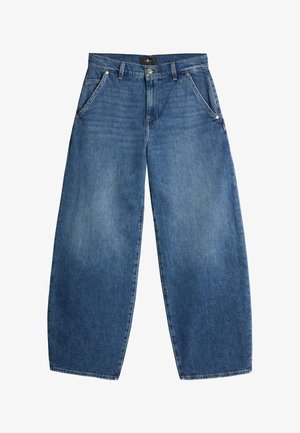 Jeans à coupe large en denim bleu moyen, dotés de cinq poches, d'une fermeture à bouton et d'un léger effet délavé sur le tissu. Détails de coutures horizontales.