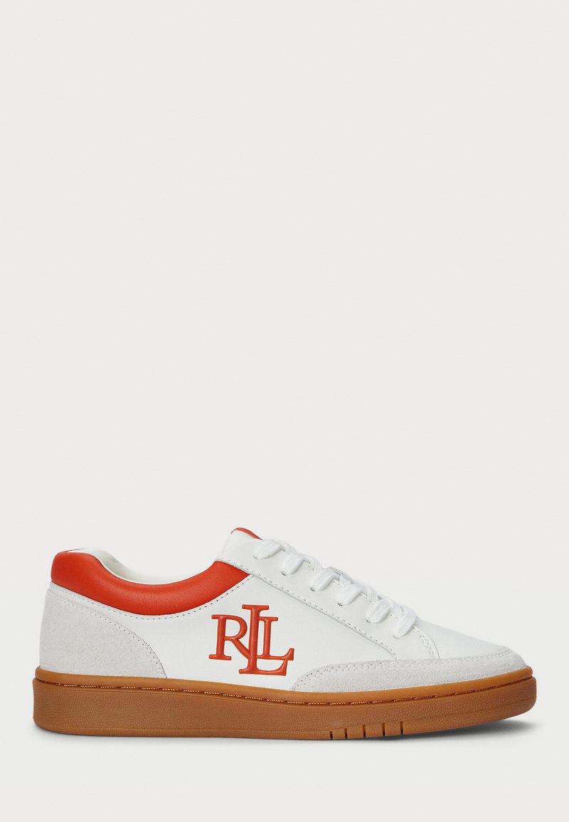 Biele tenisky s červenými akcentmi, vyrobené z kože a semišu. Majú hnedú gumovú podrážku a šnúrky, s logom "RL" v oranžovej farbe.