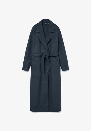 Manteau en laine bleu marine foncé avec une silhouette longue, des revers en pointe, une taille ceinturée, des poches latérales et une finition douce et texturée.