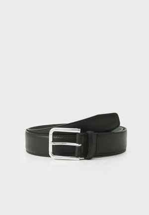 Cinto de couro preto com uma fivela retangular prateada, textura suave, forma ligeiramente afunilada e costura cuidadosa ao longo das bordas.