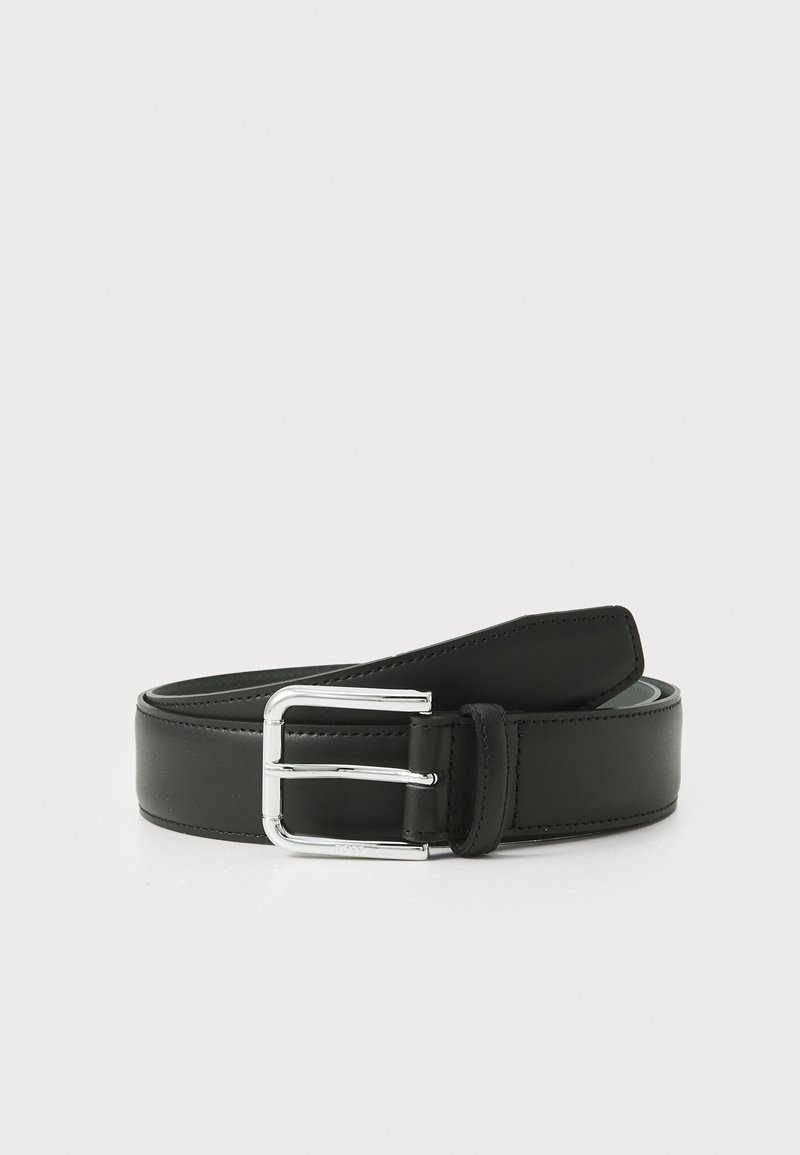 Cinto de couro preto com uma fivela retangular prateada, textura suave, forma ligeiramente afunilada e costura cuidadosa ao longo das bordas.