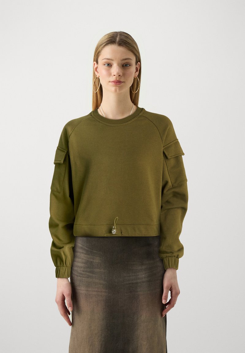 Sudadera verde oliva con mangas raglán, tejido texturizado, diseño corto, puños elásticos y un cordón ajustable en el dobladillo.
