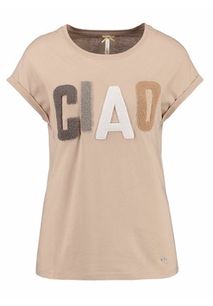 Beige T-shirt met korte mouwen en opgerolde manchetten, met gestructureerde letters "CIAD" in donkerbruin, grijs, wit en beige over de borst.