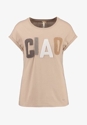 T-shirt beige à manches courtes avec revers, avec des lettres texturées "CIAD" en marron foncé, gris, blanc et beige sur la poitrine.
