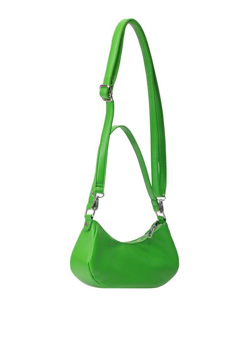 Helle grüne Leder-Schultertasche mit verstellbarem Riemen und silbernem Reißverschluss, isoliert auf weißem Hintergrund.