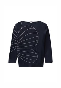 Granatowy sweter z szerokim dekoltem i rękawami o długości trzech czwartych, z dużym kwiatowym wzorem narysowanym białą linią po jednej stronie. Miękka tekstura.