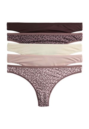 Fem dame tanga i brun, leopardprint, creme, lyserød og lyserød leopardmønster, arrangeret stablet fladt på hvid baggrund.