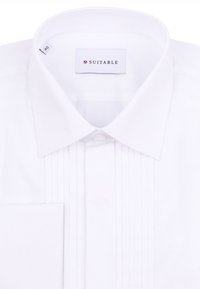 Weißes formelles Hemd mit Standardkragen, gefaltetem Vorderteil, einer Tasche und einem Etikett mit der Aufschrift "EIGNET SICH". Hergestellt aus glattem Stoff. Größe 40.