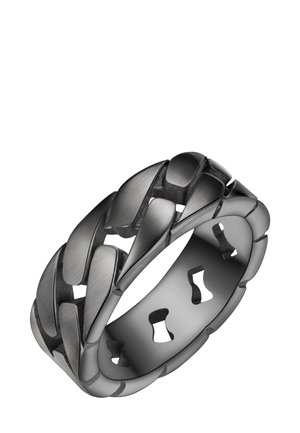 Schwarzer Ring aus Metall mit verwobenem kettenähnlichem Design, das eine gebürstete Oberfläche und Aussparungen im Band für zusätzliche Details aufweist.