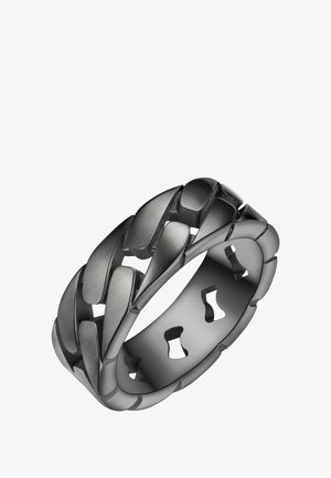 Sort metalring med sammenflettet kæde-lignende design, der har en børstet overflade og udskårne former på båndet for ekstra detaljer.