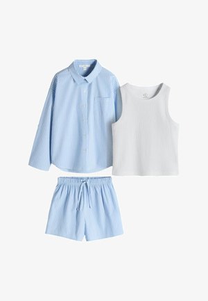 Lichtblauw en wit gestreept shirt met lange mouwen en een short set met een effen wit mouwloos tanktop op een witte achtergrond.