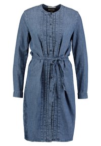 Jeansklänning med långa ärmar, knappstängning framtill och ett band i midjan. Har vertikala veck och rund hals i mörkblått.