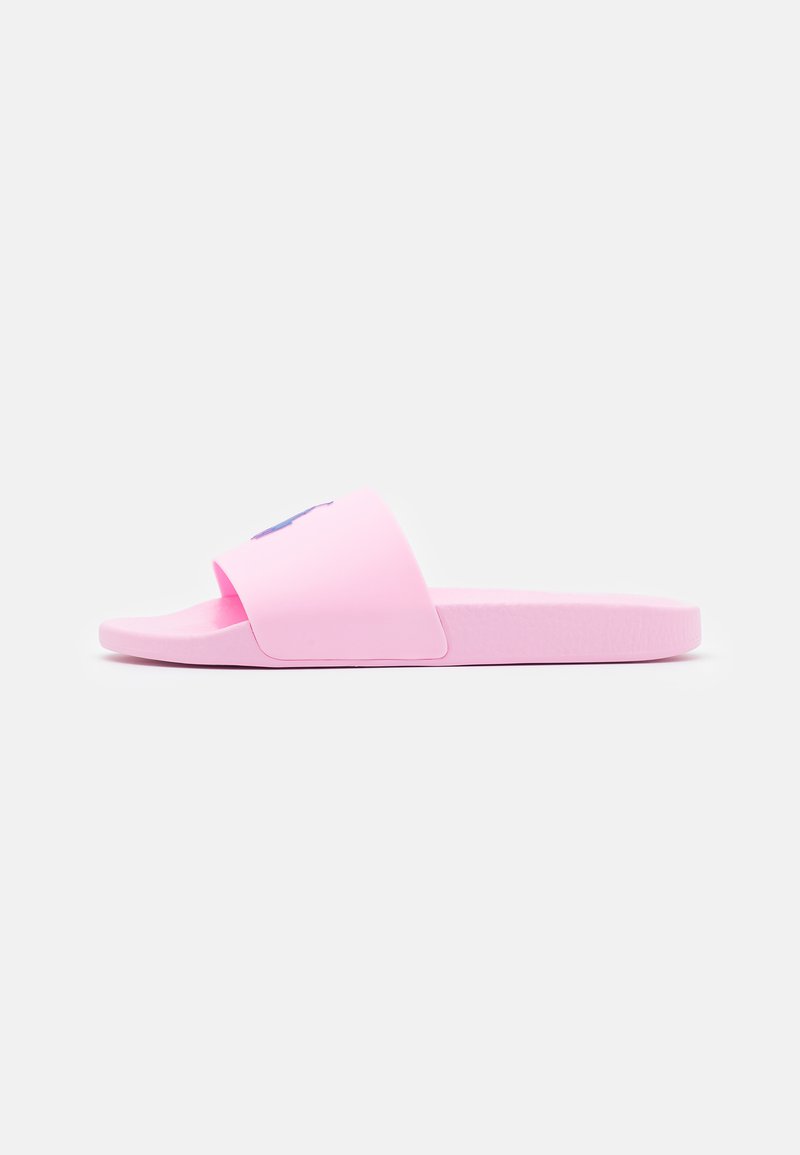 Sandal de slide rosa com uma tira larga, feito de material sintético suave, apresentando um bico arredondado e uma palmilha texturizada para conforto.