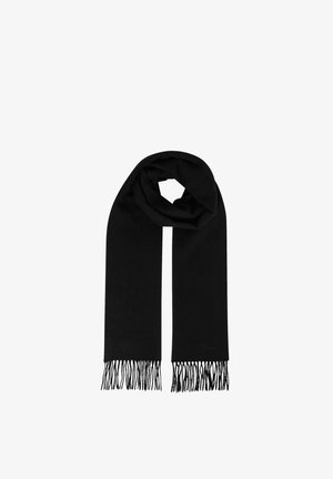Černý vlněný šátek složený do smyčky s třásněmi na koncích, zobrazený na bílém pozadí.