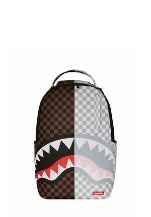 Zaino con un doppio design a scacchi in marrone e grigio. Presenta una grafica di squalo in rosso, bianco e grigio. Dotato di manico superiore e cerniera.