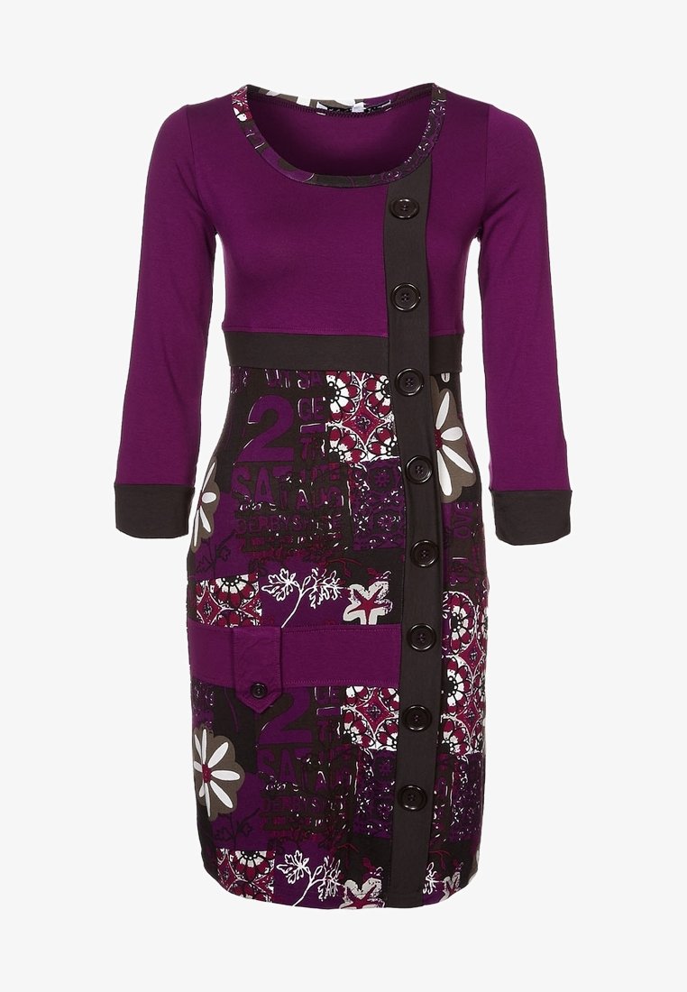 Robe ajustée violette et noire à manches trois-quarts, avec de grands boutons noirs sur le côté droit avant, ornée de patches à motifs floraux et chiffres.