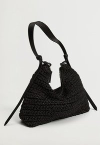 Borsa nera intrecciata con un motivo testurizzato, caratterizzata da una forma curva, manici in pelle e una chiusura con zip sulla parte superiore. Progettata per un uso quotidiano.