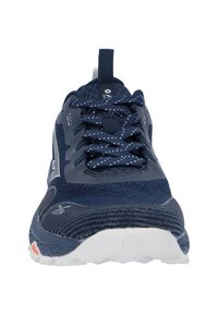 Heren hardloopschoenen in marineblauw met een bovenwerk van mesh, een gestructureerde stof, witte accenten en een stevige rubberen zool met een opvallend grippatroon.
