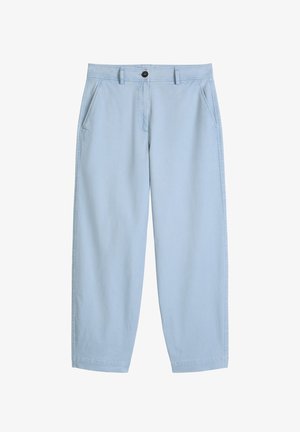 Lichtblauwe, casual broek met steekzakken aan de voorkant, riemlussen, knoopsluiting en rechte pijpen.