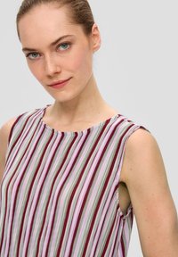 Mouwloze top met verticale strepen in tinten paars, roze en groen. Soepele stof met een ronde halslijn en open armsgaten.