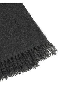 Mørkegrå franjed scarf lavet af blødt stof, med et struktureret væv og uregelmæssige franjekanter, designet til varme og komfort.