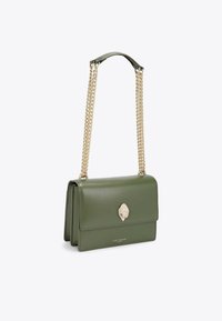 Borsa a tracolla verde in pelle con una tracolla in catena dorata, forma rettangolare, chiusura a pattina e un fermaglio decorativo con un design a foglia.
