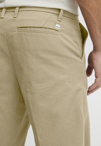 Solid SDELDRIC STRAIGHT FIT - Chino - tree house