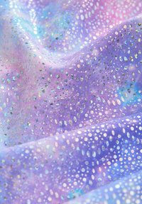 Tissu violet orné de points en sequins de tailles variées. La texture paraît lisse avec un éclat subtil, mêlant des nuances de bleu et de rose.