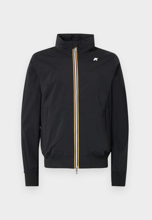 Giacca bomber nera con colletto a righe, caratterizzata da una cerniera frontale multicolore e polsini a coste. Tessuto liscio, due tasche laterali.