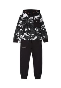Zwart-wit hoodie met abstracte patronen en een voorzak, gecombineerd met zwarte sweatpants met elastische manchetten en de tekst "L.A. crew."