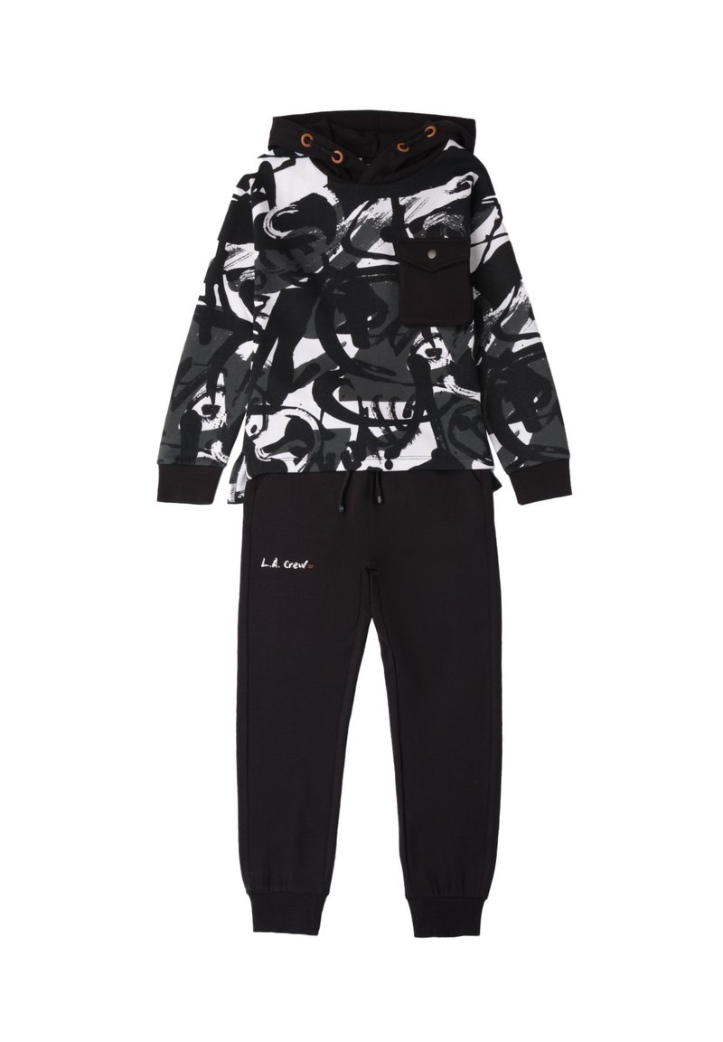 Zwart-wit hoodie met abstracte patronen en een voorzak, gecombineerd met zwarte sweatpants met elastische manchetten en de tekst "L.A. crew."