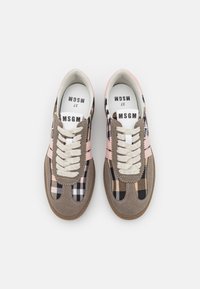 Brązowe zamszowe sneakersy z różowymi i czarnymi wkładkami w kratkę. Posiadają kremowe sznurowadła i gumową podeszwę. Logo widoczne na wkładkach.