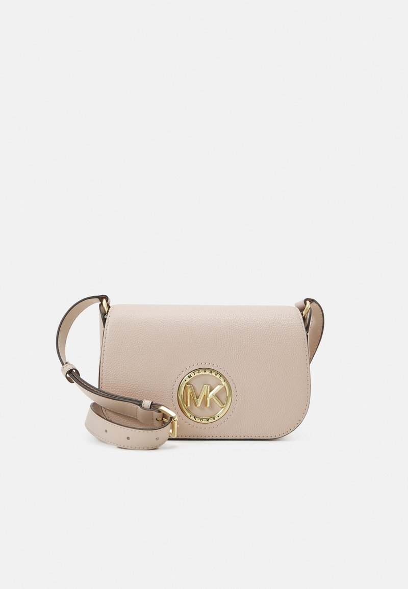 Beige kožená crossbody taška se zlatým kruhovým logem, s vrchním klopovým uzávěrem a odnímatelným popruhem. Hladká textura, kompaktní design.