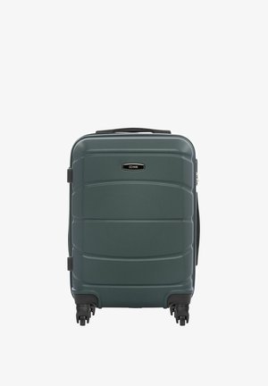Ciemnozielona walizka z twardą skorupą, wyposażona w cztery obrotowe kółka i górny uchwyt, widoczna od przodu z prostokątną etykietą marki w pobliżu środka u góry.