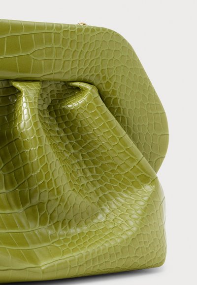Grønn falsk lær veske med teksturert krokodillemønster og en samlet design. Har en glatt glans og rund topp.