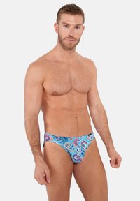 Blaue Paisley-Badebekleidung mit rosa, roten und schwarzen Akzenten; verfügt über ein figurbetontes Design und eine glatte Textur, ideal für Strandbekleidung.
