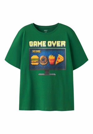 Groen T-shirt met pixelart van een computerscherm dat de tekst "GAME OVER" en voedseliconen toont: hamburger, donut, frietjes en een pizzapunt.