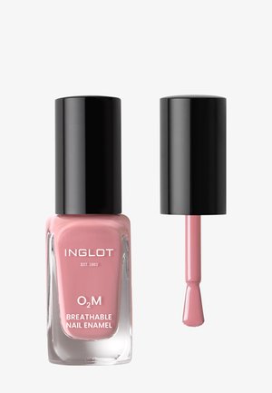 Flacon de vernis à ongles respirant Inglot rose avec bouchon noir à côté d’un applicateur pinceau recouvert de vernis rose sur fond blanc.