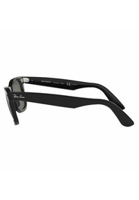 Occhiali da sole Wayfarer neri con lenti verdi, realizzati in plastica. Caratterizzati da un design elegante e una finitura lucida con dettagli argentati sulle aste.
