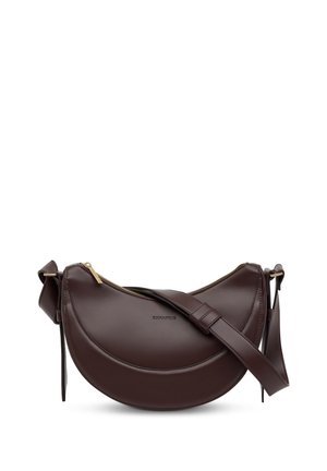 Bolso bandolera de cuero marrón oscuro en forma de media luna con cremallera dorada y correa ajustable sobre fondo blanco.