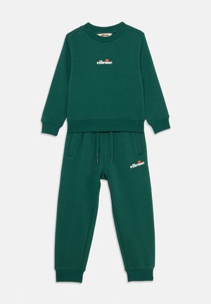 Mörkgrön sweatshirt och matchande joggers, tillverkade av mjukt material. Har ribbade muddar, justerbar midja och logotypdetaljer på båda plaggen.