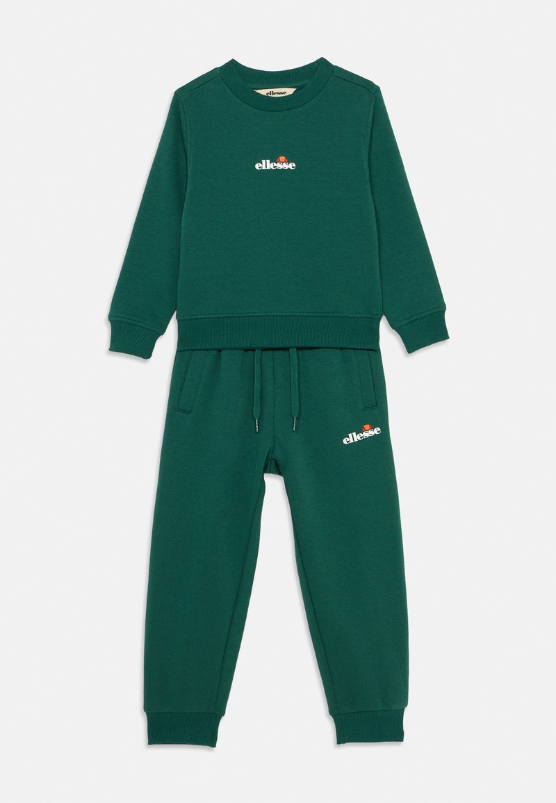 Tumši zaļš sweatshirt un saskaņotas sporta bikses, kas izgatavotas no mīksta auduma. Iekļauj ribotas piedurknes, regulējamu jostu un logotipa akcentus abās izstrādājumos.
