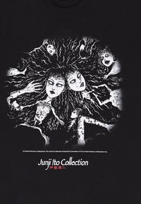 Černé tričko s grafickou ilustrací děsivých, bledých tváří s dlouhými, zamotanými vlasy a kostnatýma rukama, s textem "Junji Ito Collection".