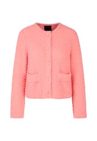 Rosa strukturierte Strickjacke mit rundem Kragen, ausgestattet mit fünf Knöpfen, zwei Fronttaschen und langen Ärmeln. Das Material hat ein weiches, flauschiges Aussehen.