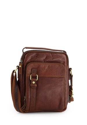 Brązowa skórzana torba na ramię z przednią kieszenią na zamek, regulowanym paskiem i wytłoczonym logo "Venezia", umieszczona na białym tle.