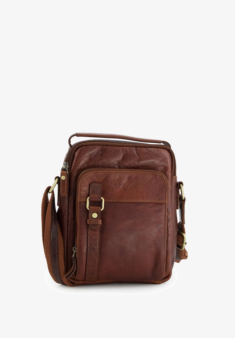 Brązowa skórzana torba na ramię z przednią kieszenią na zamek, regulowanym paskiem i wytłoczonym logo "Venezia", umieszczona na białym tle.