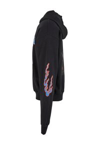 Sudadera negra con un gráfico en la parte delantera, diseños de llamas vibrantes en azul y rojo en la manga izquierda y un acabado de tela texturizada.