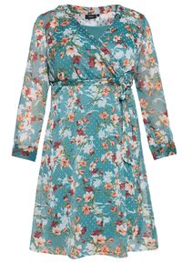 Robe portefeuille florale en teal avec de longues manches transparentes, dotée d'une ceinture à nouer, de motifs de fleurs blanches et orange, et d'une texture superposée.