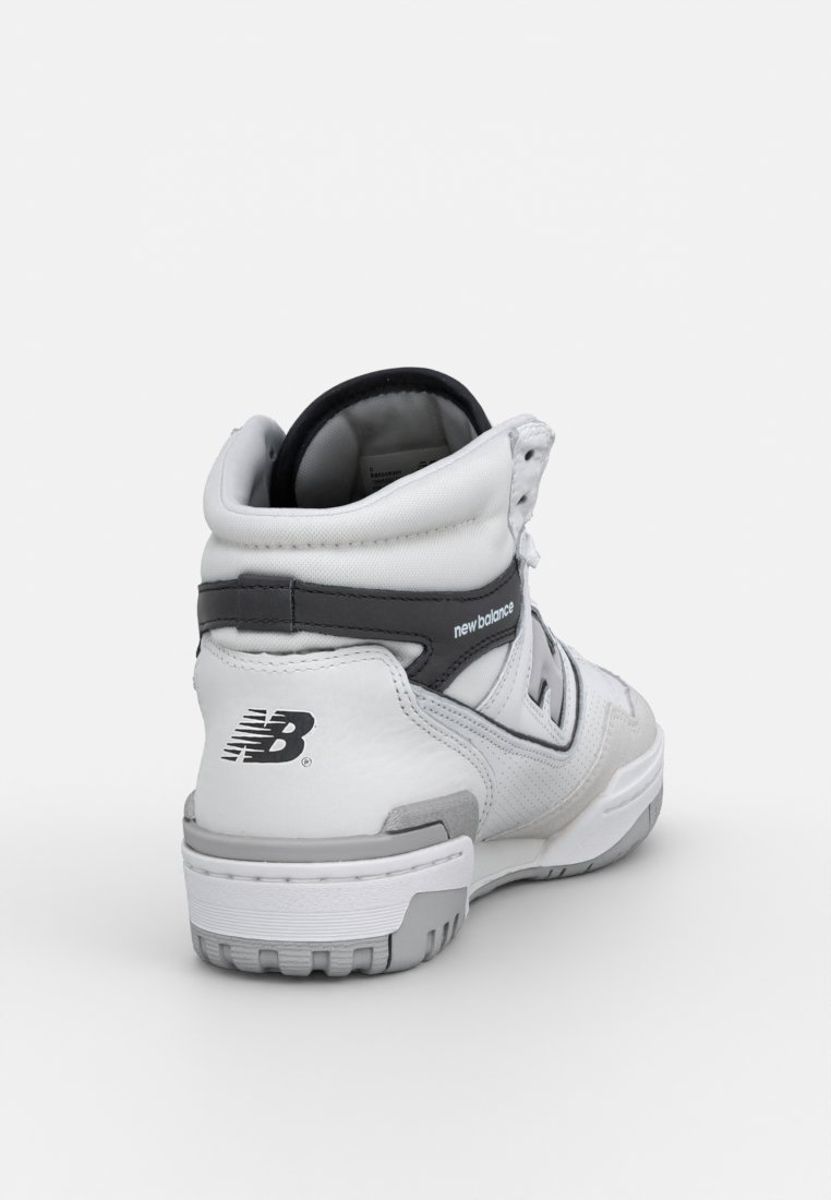 Weißes Leder mit grauen Akzenten bei High-Top-Sneakern. Verfügt über einen gepolsterten Kragen, strukturierten Einsätzen und einer Gummisohle mit Logo-Details.